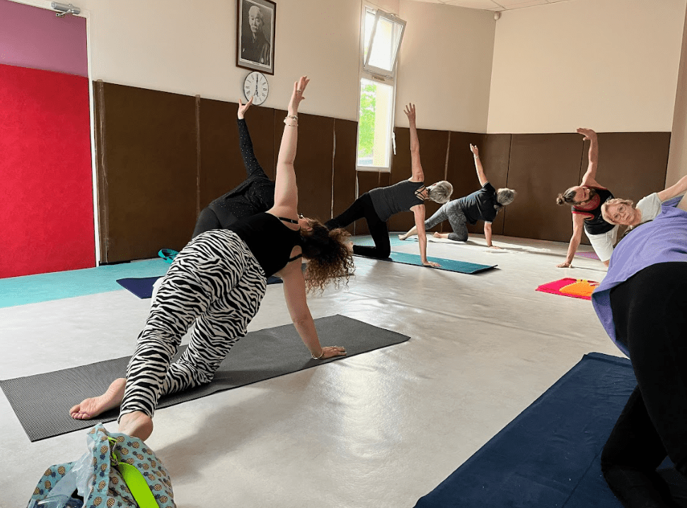 Photo d'adultes faisant du Garuda avec une description du Garuda à coté.