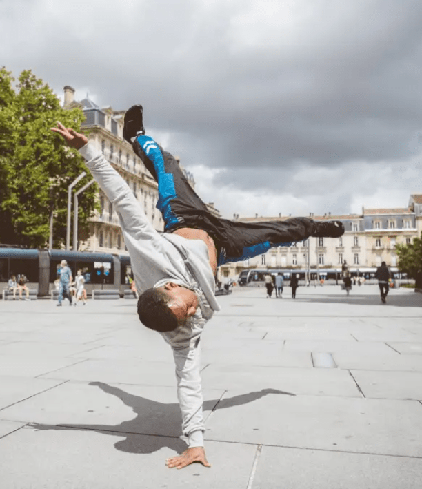 Photo de Thomas, un des professeurs d'éveil à la danse avec des informations sur son parcours personnelles