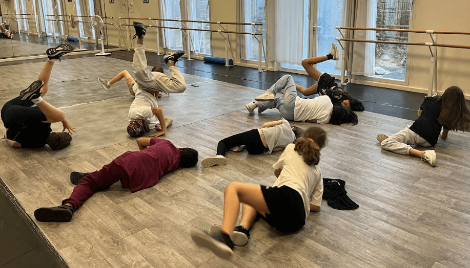 Photo d'enfants faisant des figures de Hip Hop au sol avec une description du hip hop
