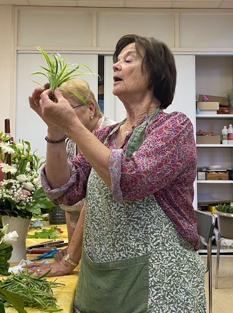 Photo de Paulette, la professeur d'activités manuelles avec quelques citations qui la décrivent