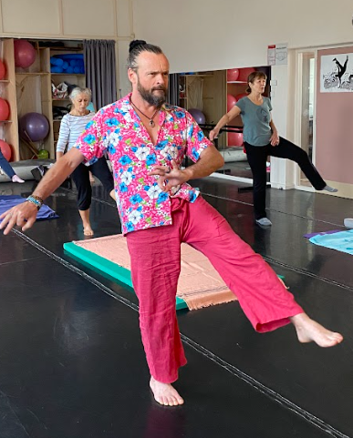 Photo de Charles, le professeur de Bien-être avec quelques citations qui la décrivent