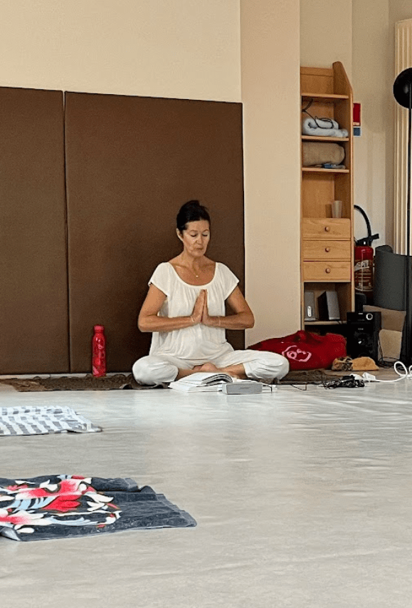 Explication du parcours de Valérie et de sa vision du Yoga avec une photo d'elle en train de pratiquer le yoga