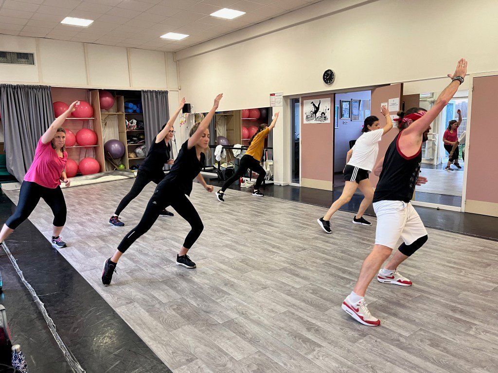 Photo d'adultes faisant du FitDance avec une description du FitDance à coté.